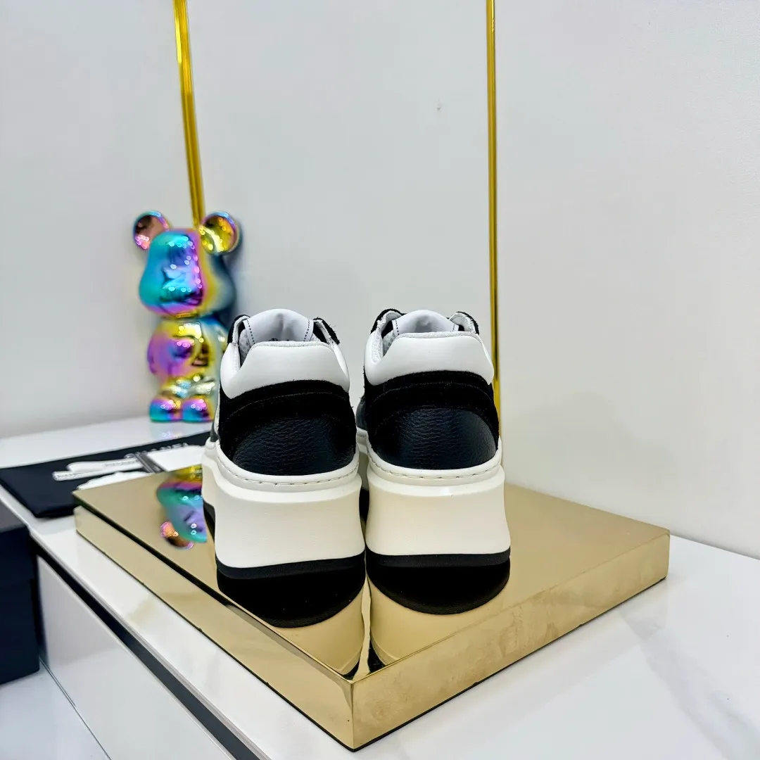 👟👟Ex-factory price 600👟👟 Upgraded version, upgraded version, upgraded version! No rebuttal accepted! ! ! ! Chanel Chanel panda shoes! 2025 counter's top casual sports shoes. This classic design; the upper is electro-embroidered with a variety of techniques; the outsole is fashionable and sporty; the unusual inclusion of a variety of color matching elements... The diversified mix and match is very good-looking and versatile, and can be used for leisure, fashion, sports, and outdoor... ꫛꫀꪝ Go➫ Materials: ❶Upper made of: original imported first-layer silk cowhide + original waterproof cloth + original first-layer cowhide ❷Inner lining: Original Yangli+Net ❸Outsole based on: Original TPU combination outsole Counter boutique packaging complete set for women 35–41 👉 👉 👉 👉 👉